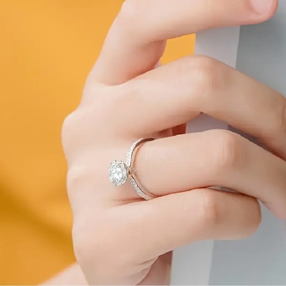 Certified 1 carat moissanite ring - Picture 6 of 8